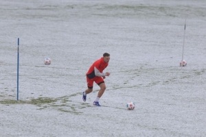 图片报：基米希今日雪中独自训练，将缺阵科隆但预计很快回归合练
